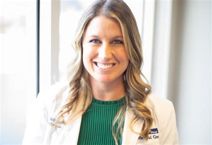 Dr. Lisa Kinderman, MD – Avon, IN